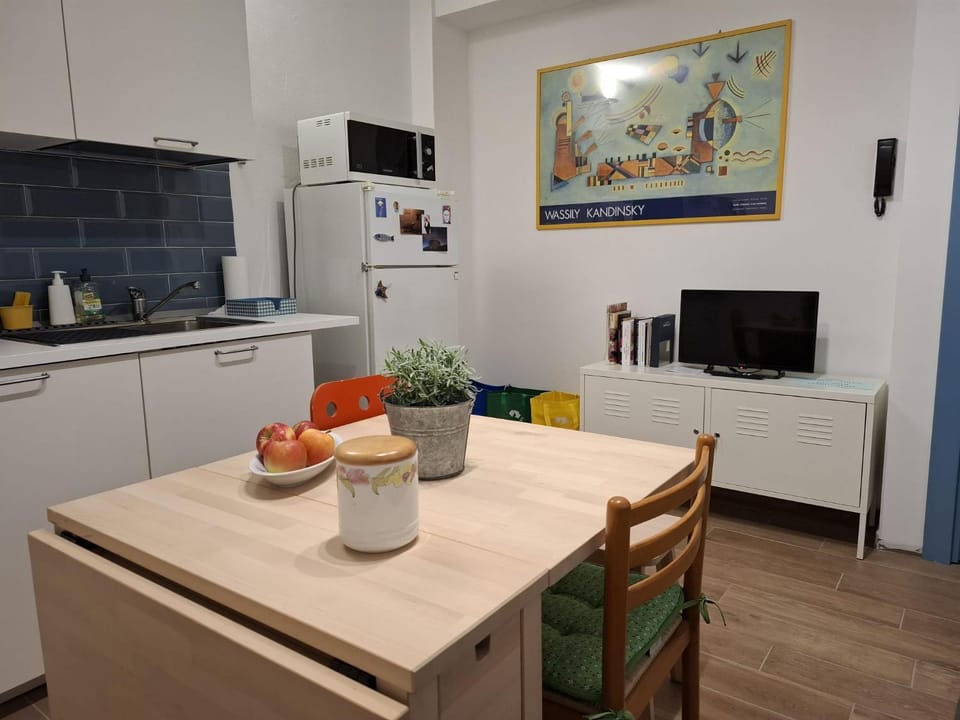 TV and multimedia, Kitchen or kitchenette, Living room, Dining area, stove