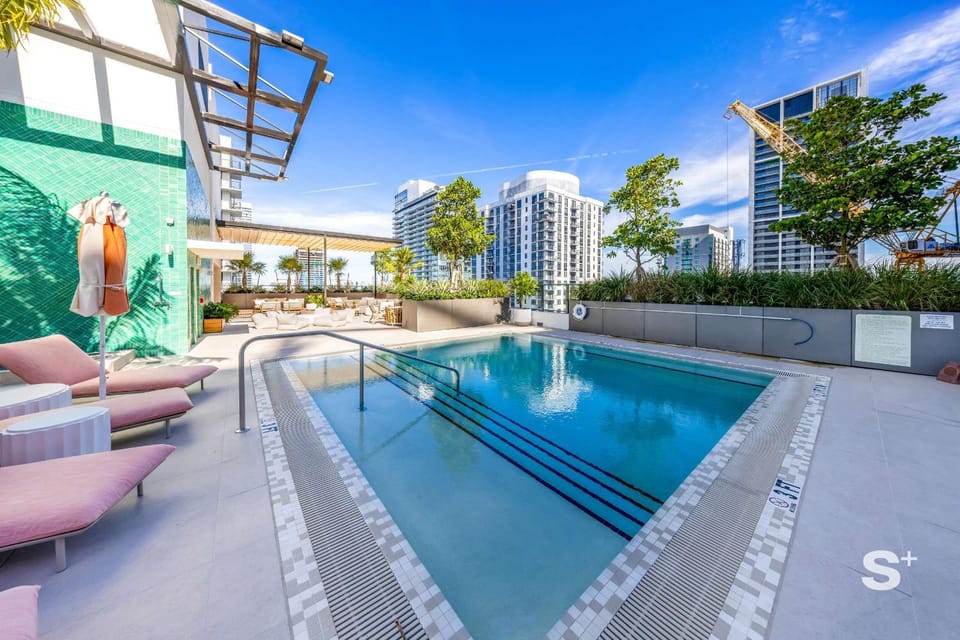 High-Rise Condo in Crosby Miami - Pool - Gym House in Miami