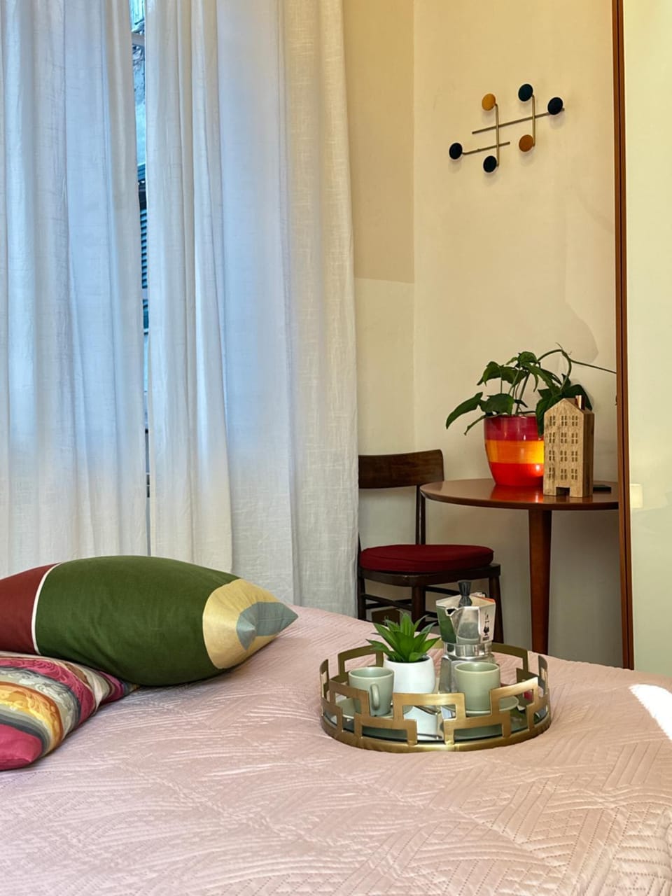 Bed, Living room, Photo of the whole room, Seating area, Bedroom