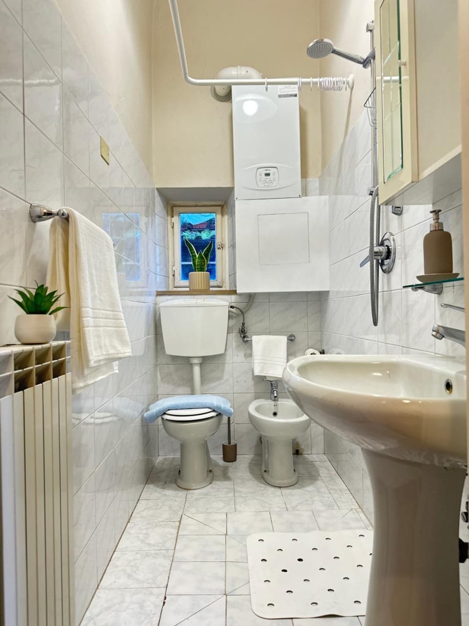 Shower, Toilet, Bathroom, Bath, bidet, towels