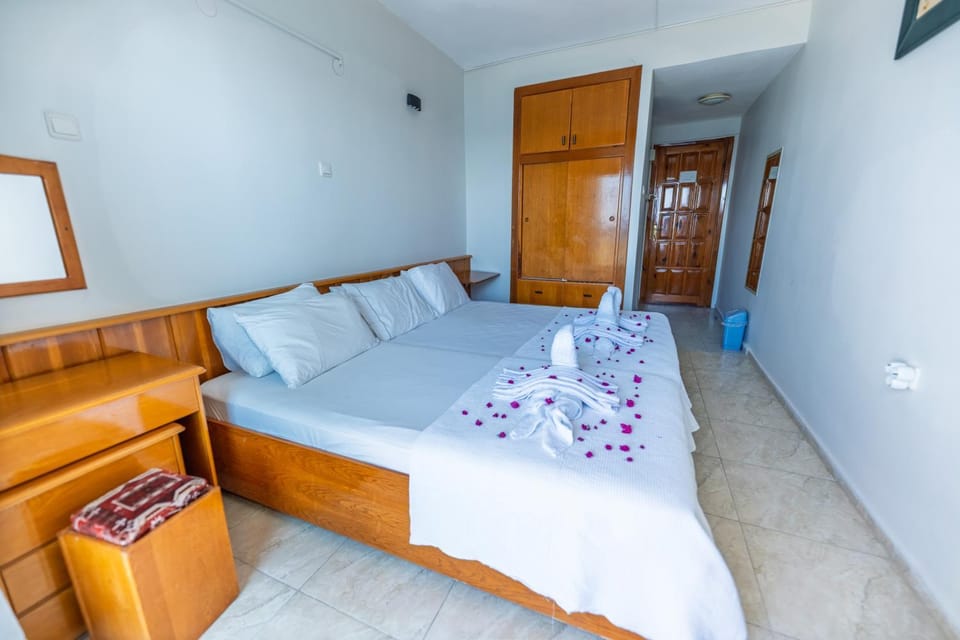 Bed, Photo of the whole room, Bedroom, wardrobe