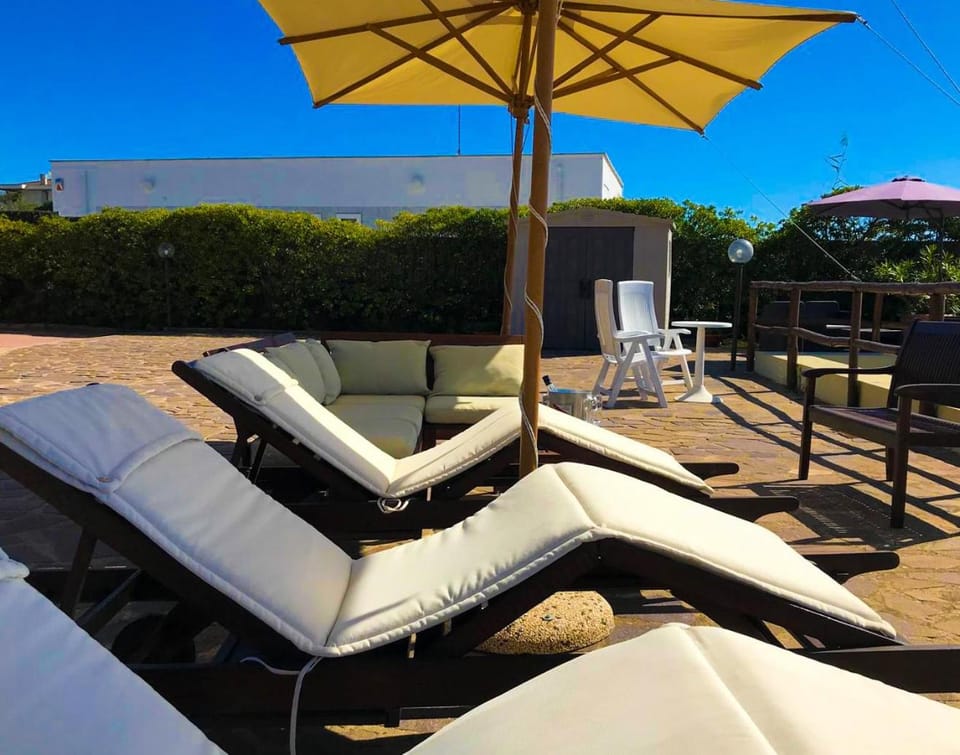 Patio, Day, sunbed