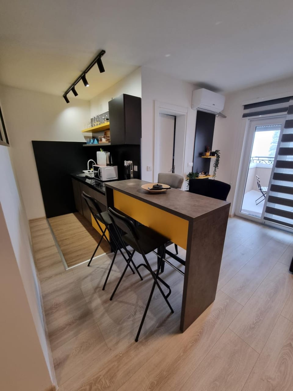 Dining area, kitchen