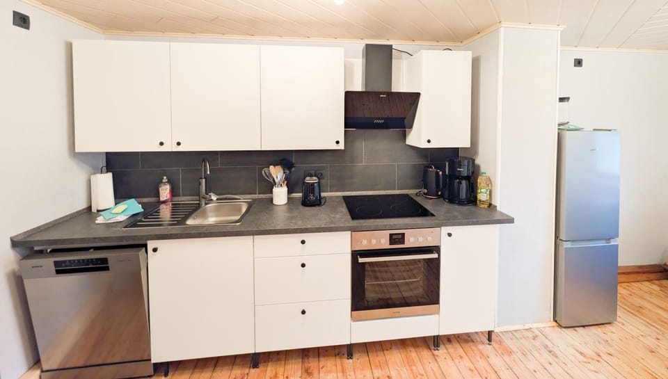 Coffee/tea facilities, Kitchen or kitchenette, stove