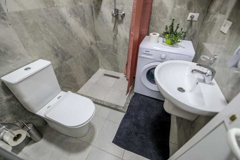 Shower, Toilet, Bathroom, bidet, towels