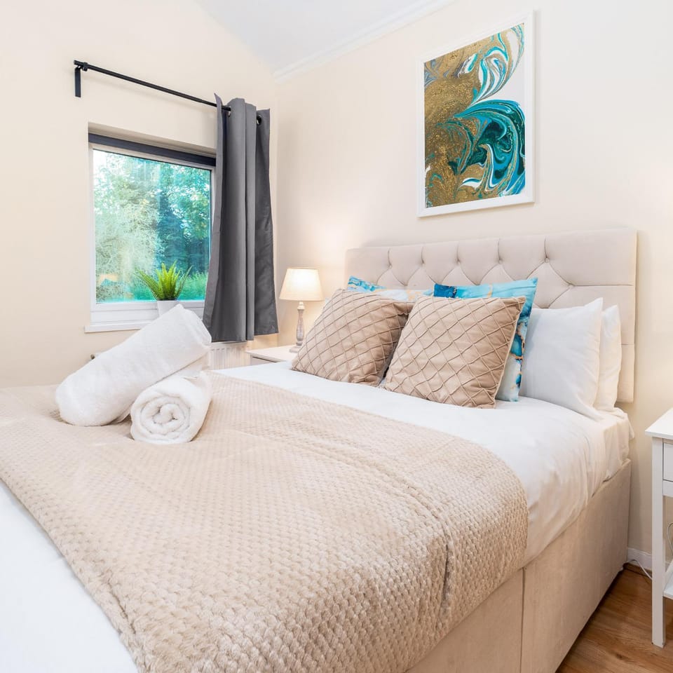 Bed, Photo of the whole room, Bedroom, towels