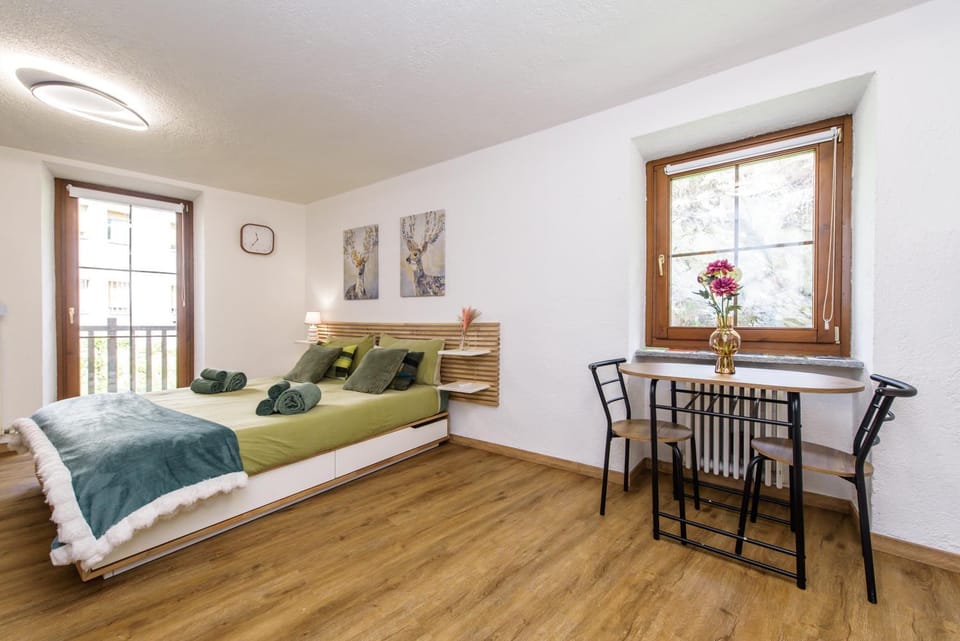 Bed, Living room, Photo of the whole room, Seating area, Dining area, Bedroom