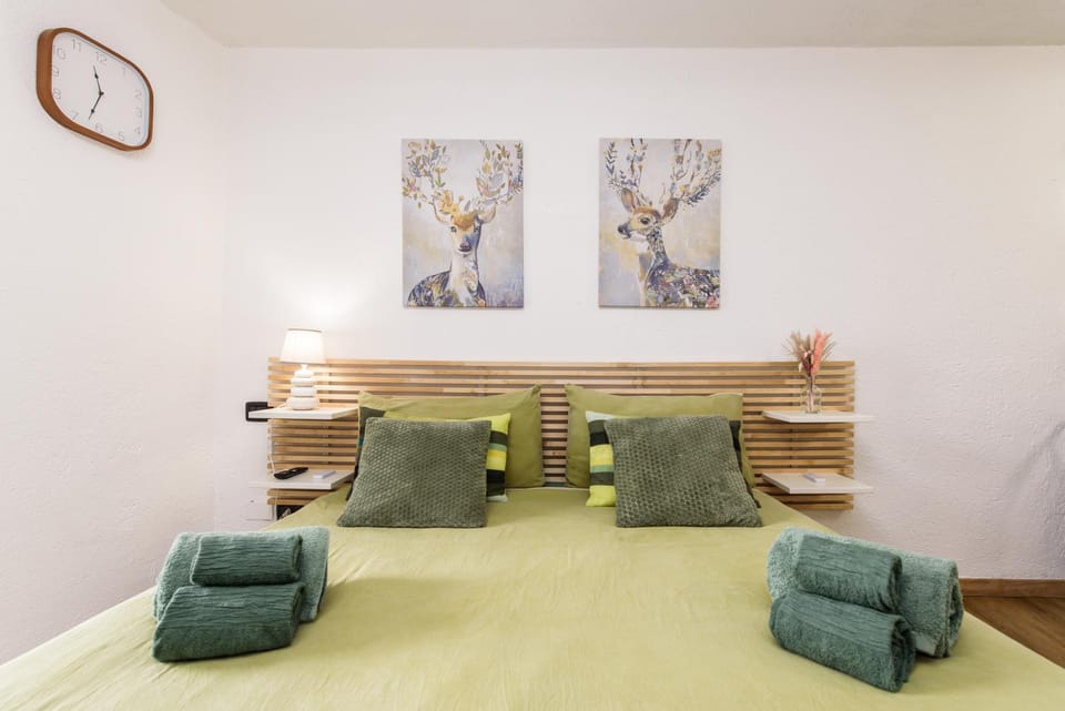 Bed, Living room, Photo of the whole room, Seating area, Bedroom