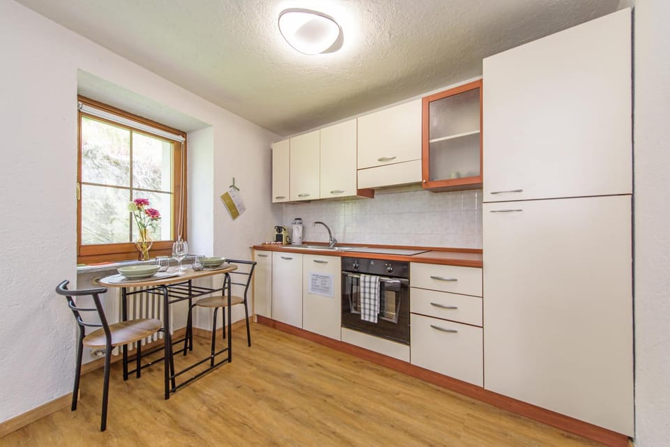 Kitchen or kitchenette, Dining area, dishwasher, minibar, oven, pet friendly, stove