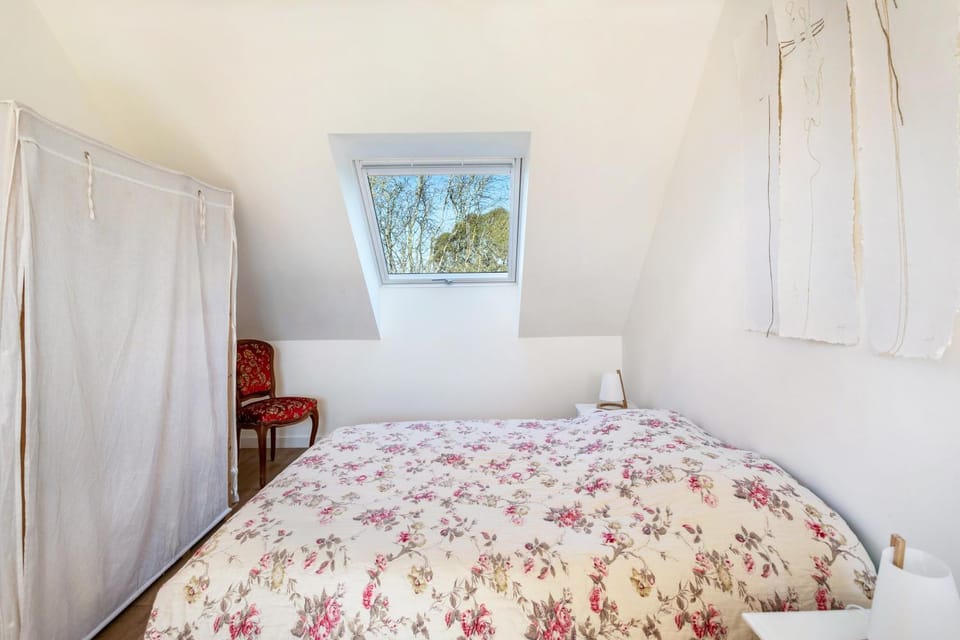 Property building, Living room, Bedroom