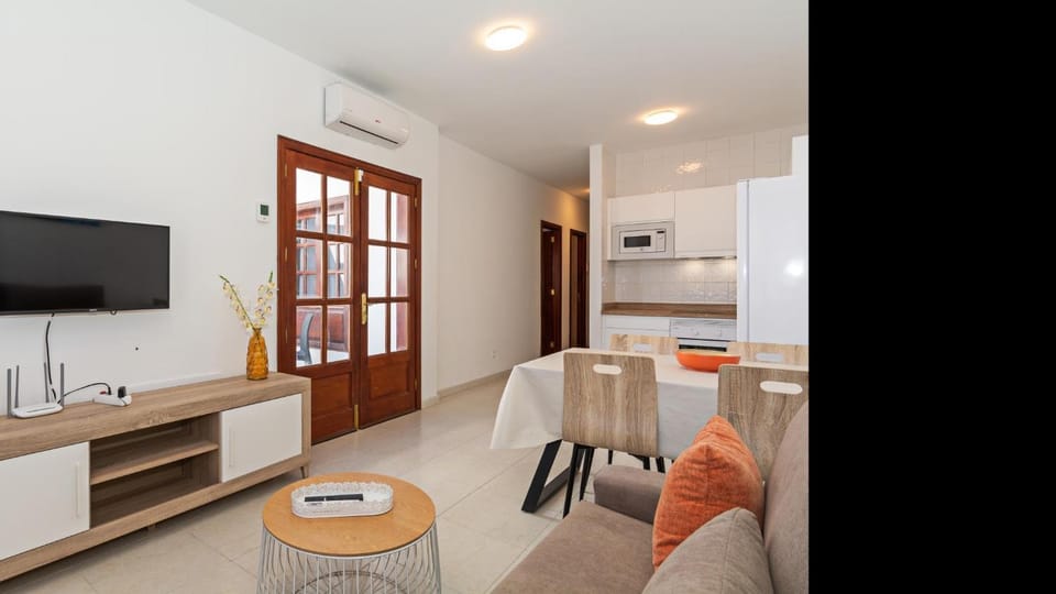TV and multimedia, Living room, Seating area, Dining area