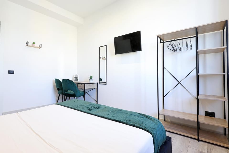 Bed, TV and multimedia, Photo of the whole room, Bedroom