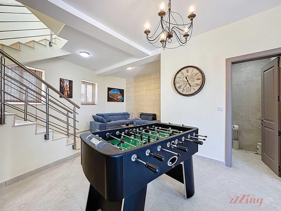 Game Room, Game Room
