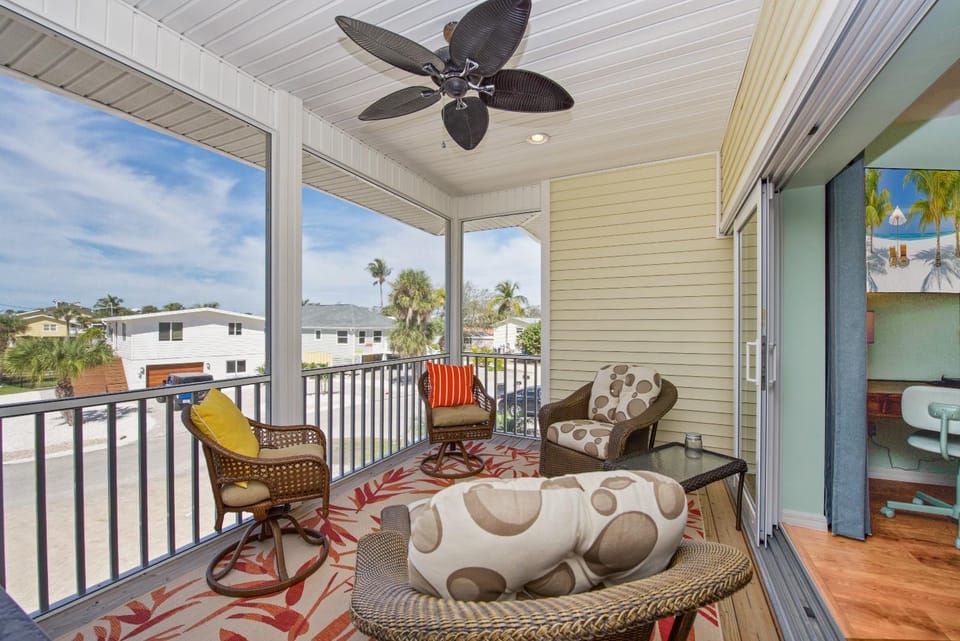 LOCATION!, Minutes to the Beach & Pool - Sandy Toes Cottage - Roelens House in Estero Island