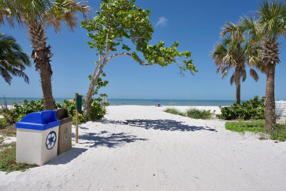 LOCATION!, Minutes to the Beach & Pool - Sandy Toes Cottage - Roelens House in Estero Island