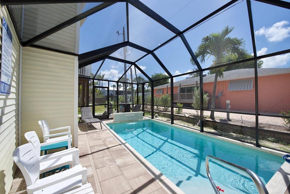 LOCATION!, Minutes to the Beach & Pool - Sandy Toes Cottage - Roelens House in Estero Island