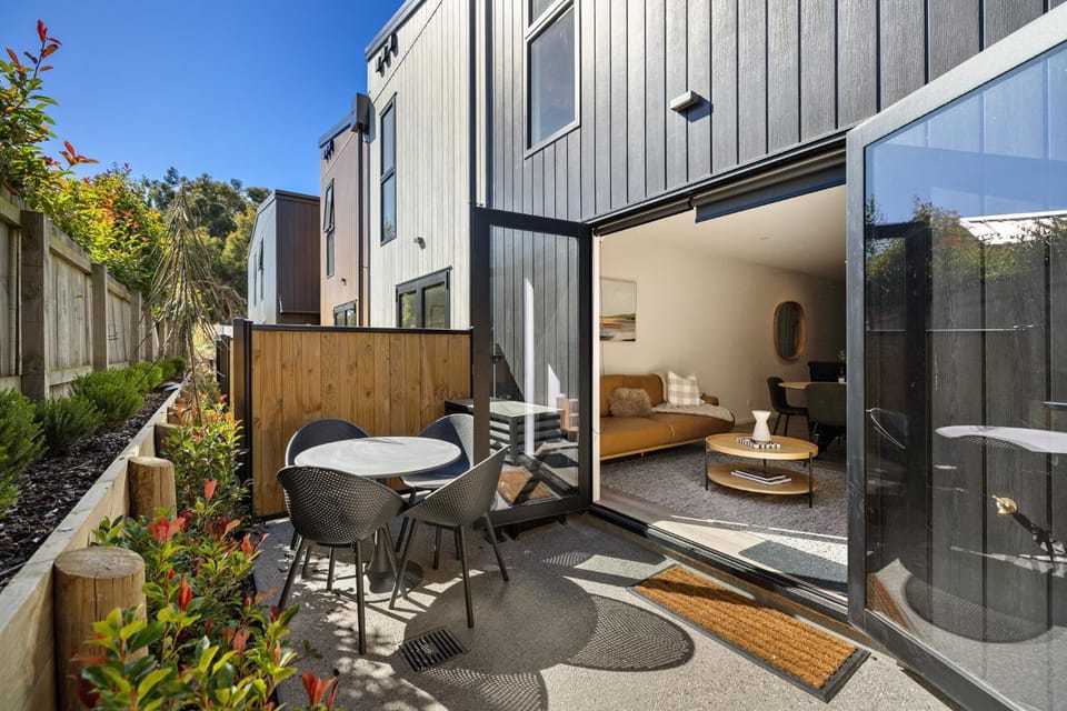 Patio, Living room
