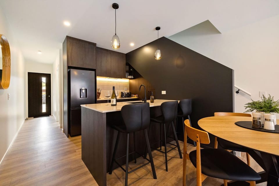 Facade/entrance, Kitchen or kitchenette, Dining area