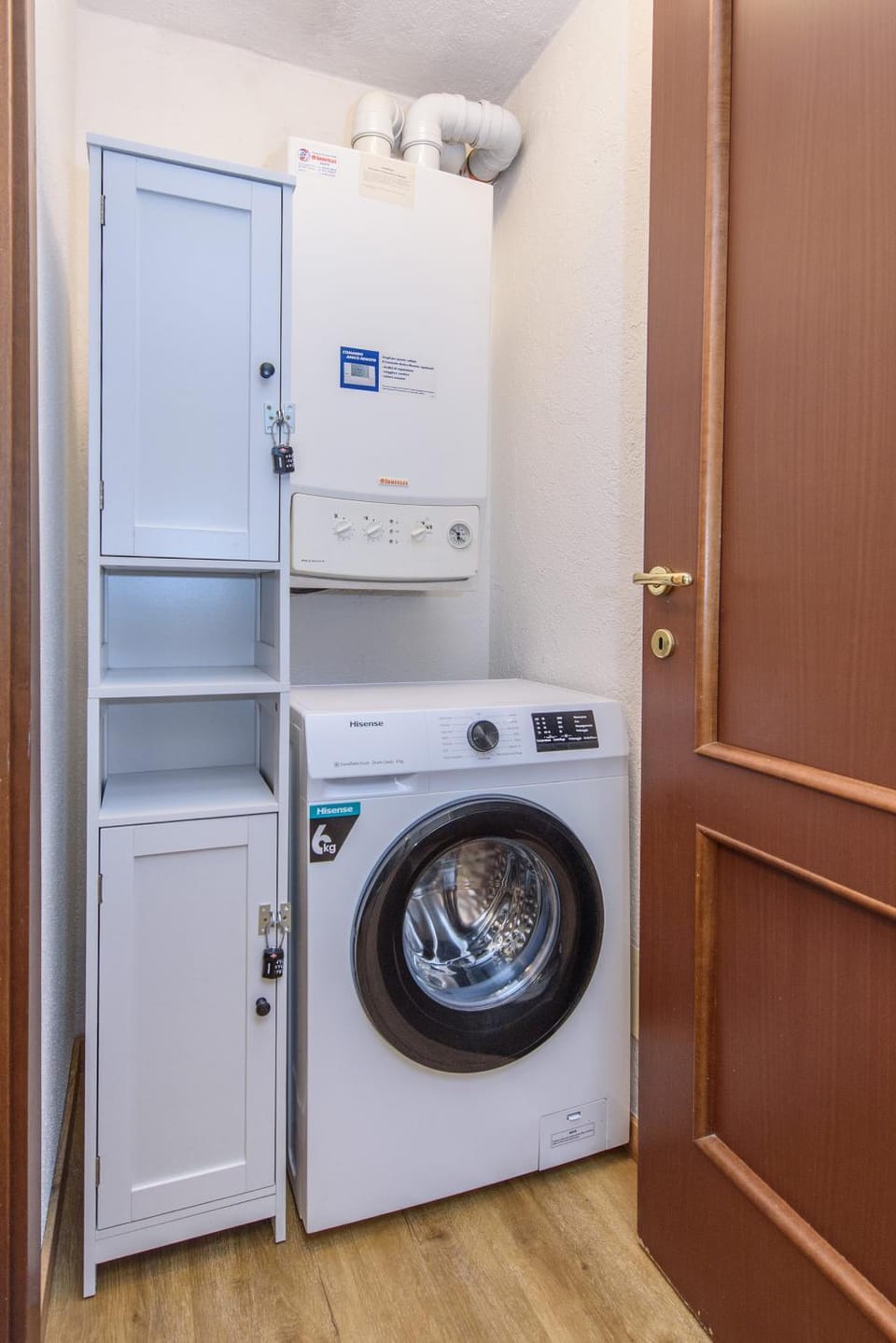 Kitchen or kitchenette, washing machine, dryer
