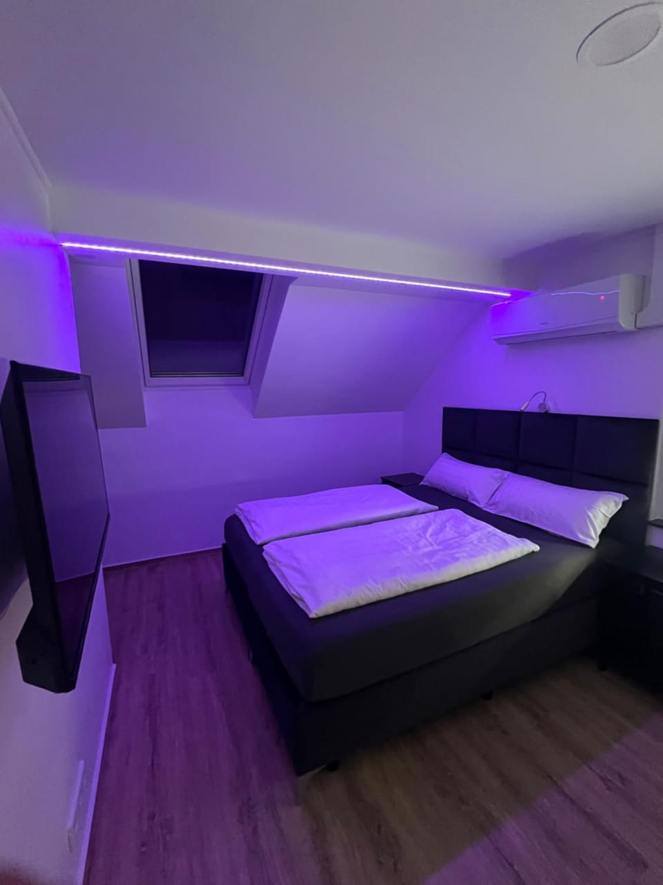 Bed, TV and multimedia, Photo of the whole room, Bedroom