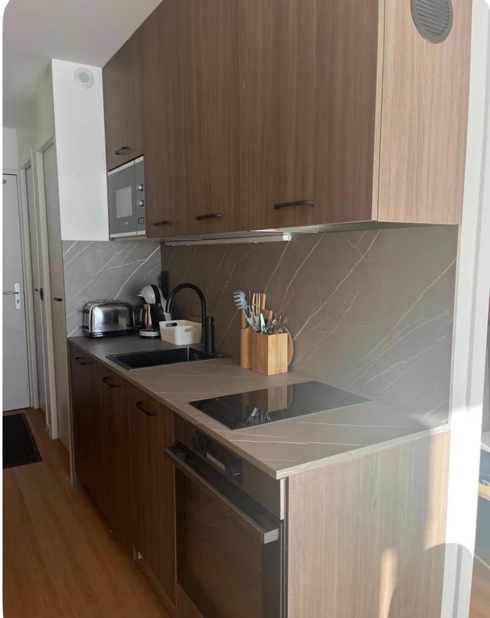 Coffee/tea facilities, Kitchen or kitchenette, stove