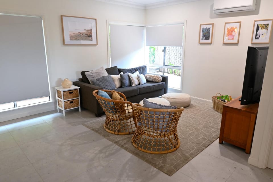 TV and multimedia, Living room, Seating area, air conditioner