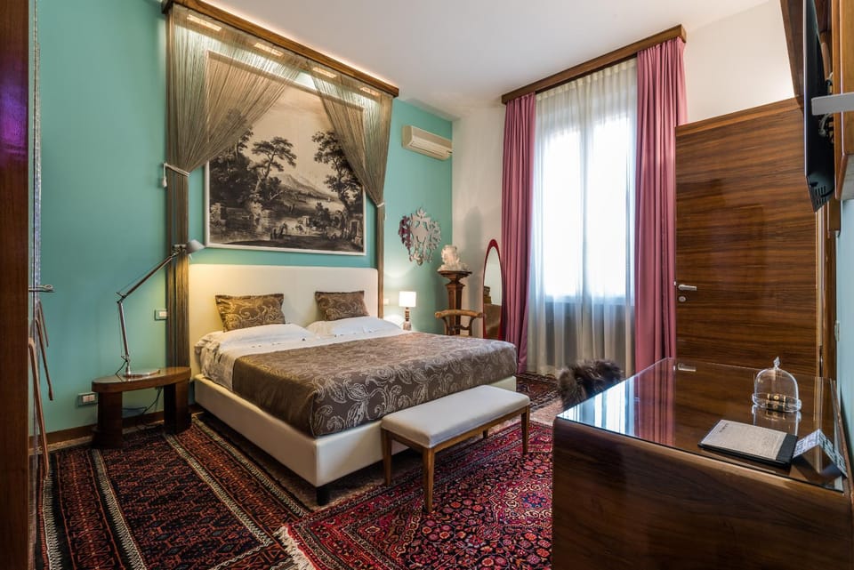 Bed, Photo of the whole room, Decorative detail