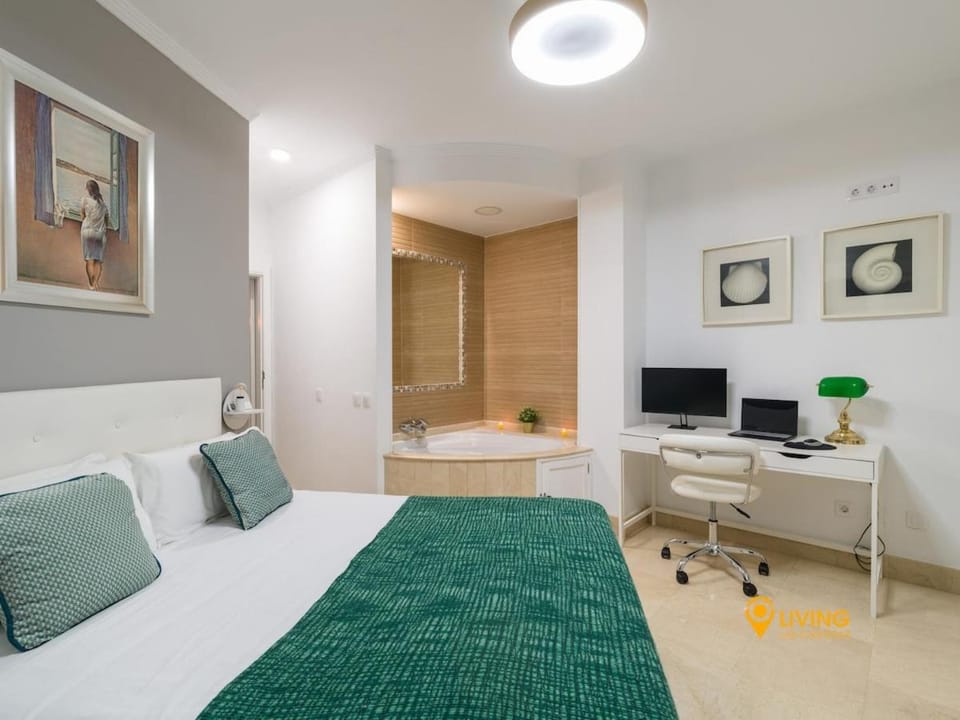 Bed, Hot Tub, Photo of the whole room, Bedroom