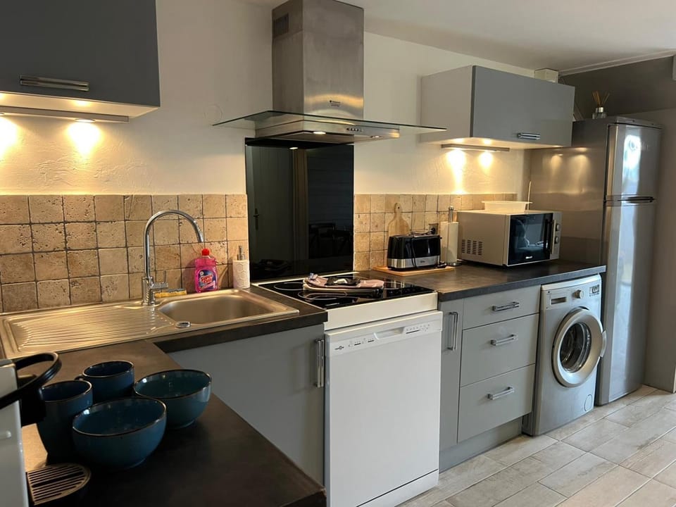 Coffee/tea facilities, dishwasher, microwave, stove, washing machine, kitchen