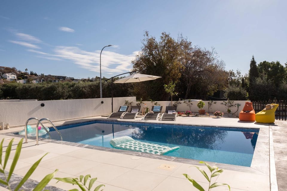 Swimming pool, sunbed