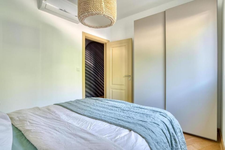 Bed, Bedroom, air conditioner