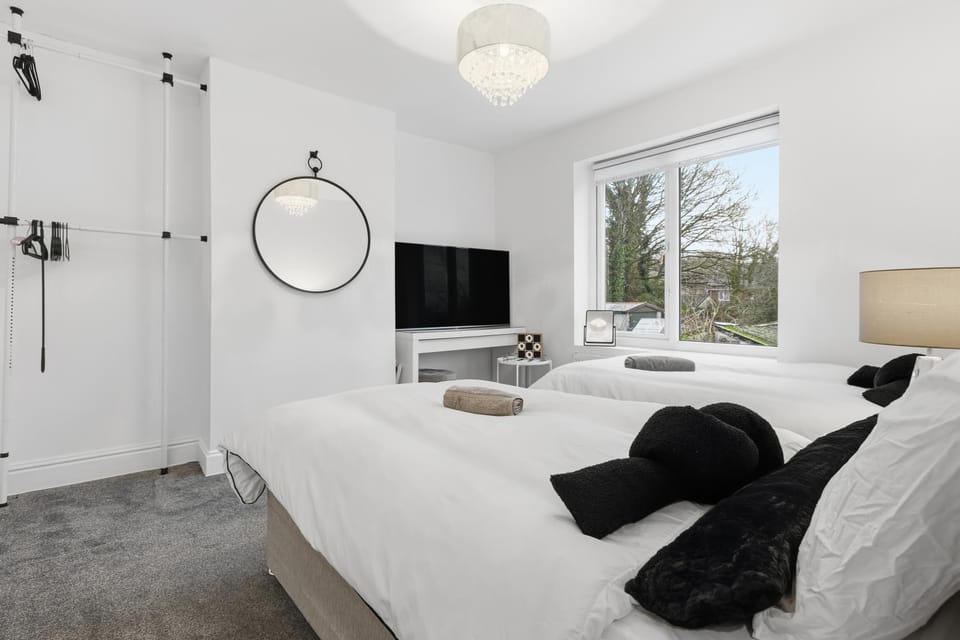 Bed, TV and multimedia, Photo of the whole room, Bedroom, towels