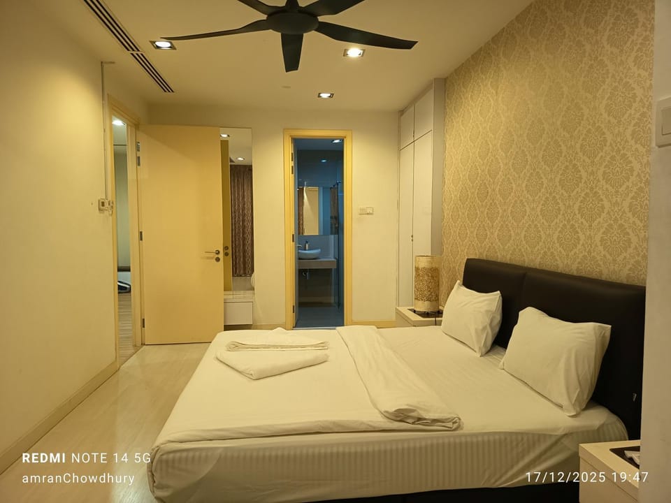Bed, Photo of the whole room, Bedroom, towels