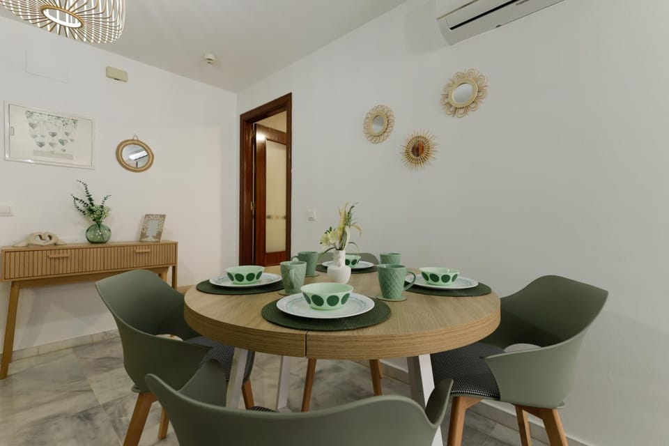 Living room, Seating area, Dining area, air conditioner