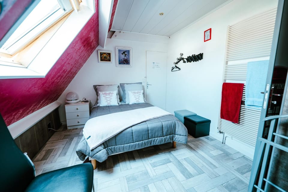 Photo of the whole room, Bedroom