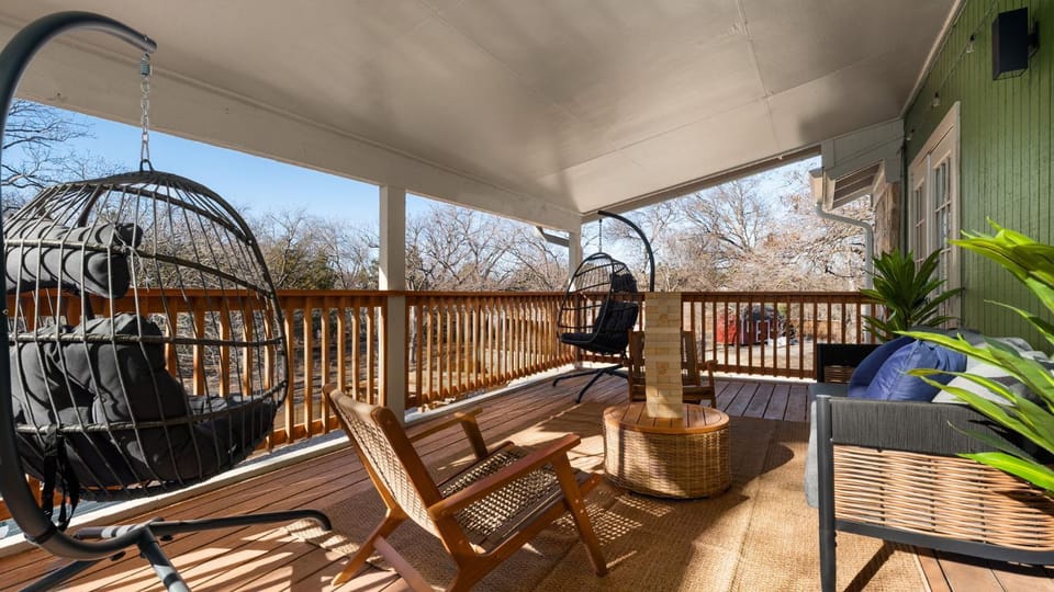 5BR Oasis w Pool Spa Sauna & Fire Pit House in Round Rock