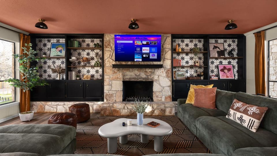 5BR Oasis w Pool Spa Sauna & Fire Pit House in Round Rock
