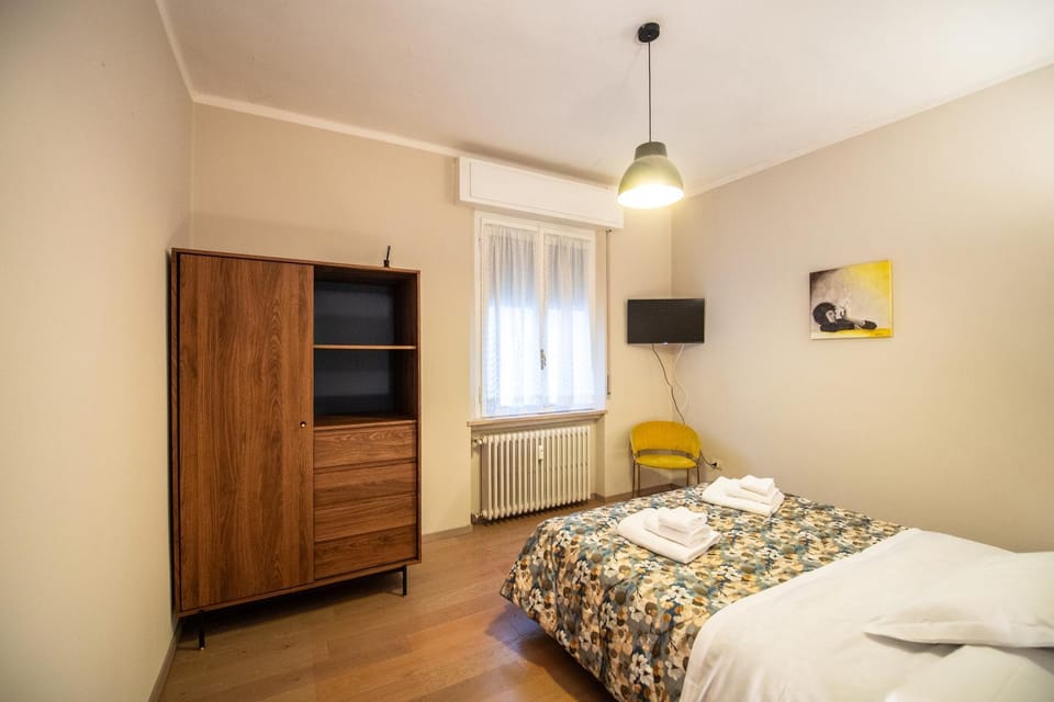 Bed, TV and multimedia, Photo of the whole room, Bedroom, towels, wardrobe