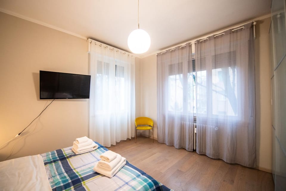Bed, TV and multimedia, Photo of the whole room, Evening entertainment, Bedroom, towels, air conditioner