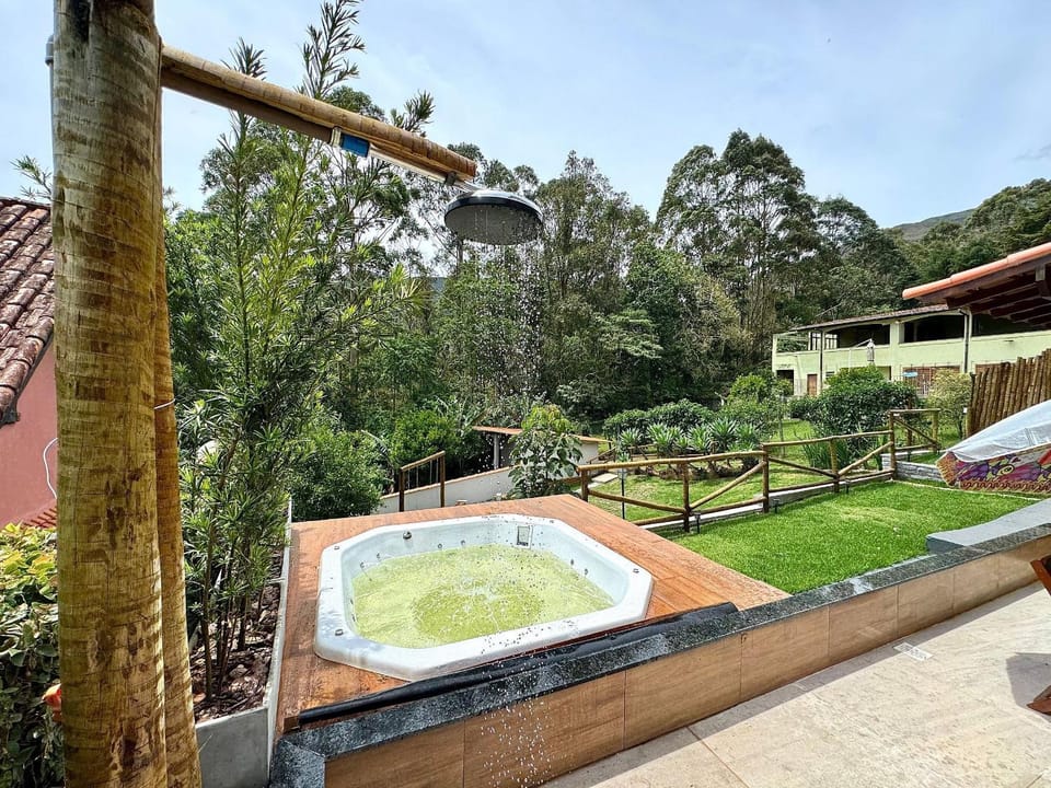 Hot Tub, Seating area