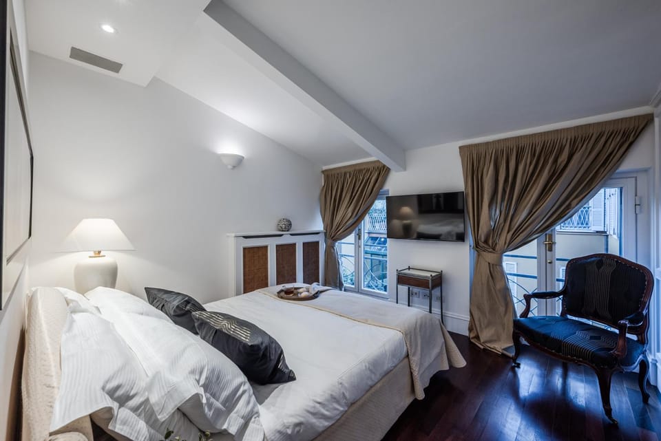 Bed, TV and multimedia, Photo of the whole room, Bedroom
