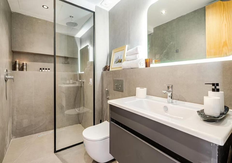 Shower, Toilet, Bathroom, towels