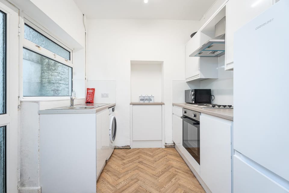 Kitchen or kitchenette, oven, stove
