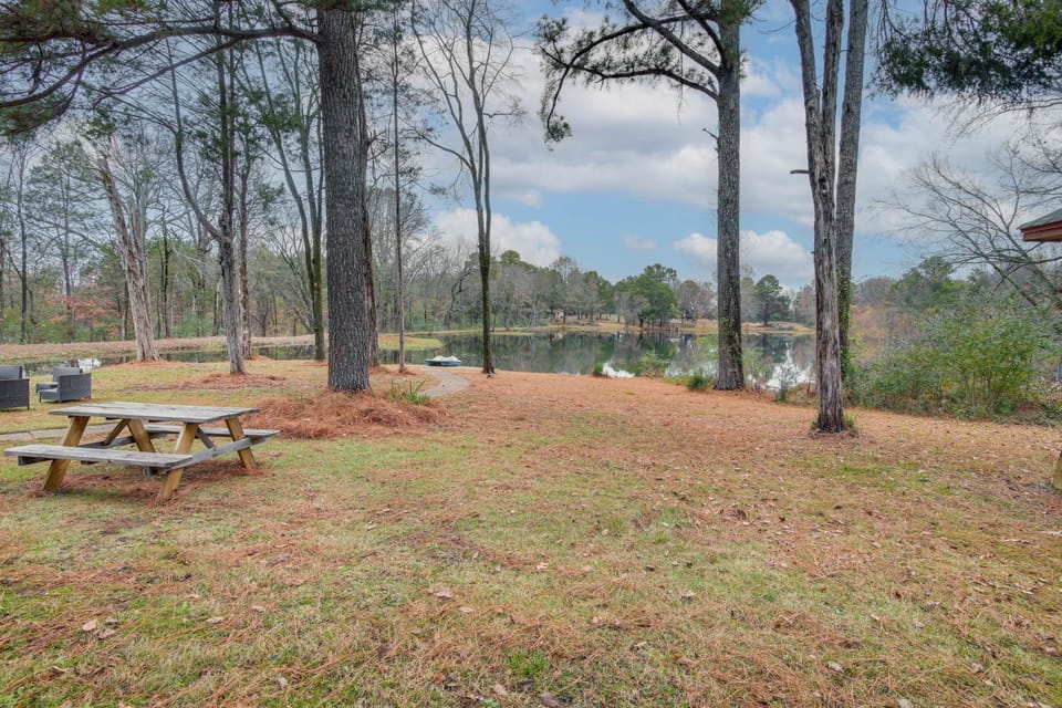 Private & Spacious Lakefront Home in Memphis! House in Memphis