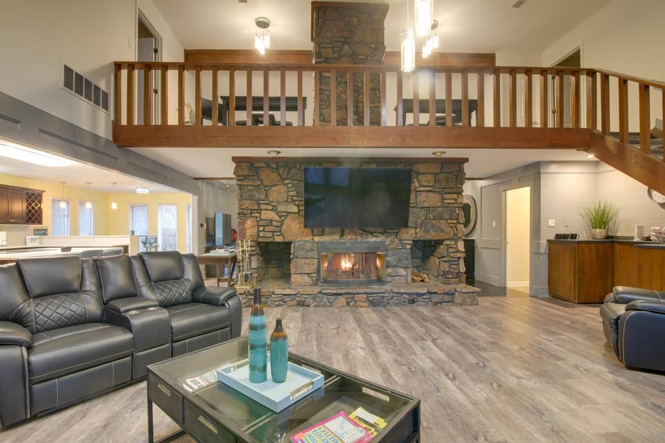 Private & Spacious Lakefront Home in Memphis! House in Memphis