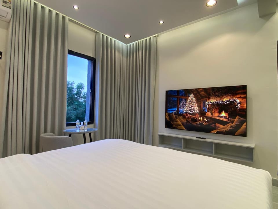 Bed, TV and multimedia, Photo of the whole room, Bedroom
