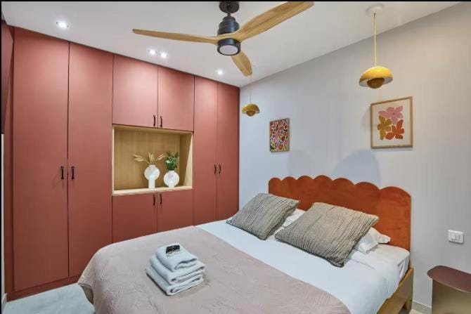 Bed, Photo of the whole room, Bedroom, towels, wardrobe