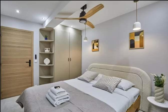 Bed, Photo of the whole room, Bedroom, towels, wardrobe