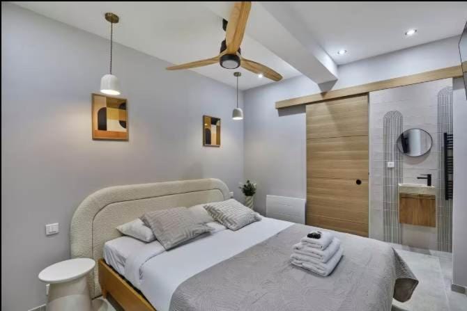Bed, Bathroom, Photo of the whole room, Bedroom, towels, wardrobe