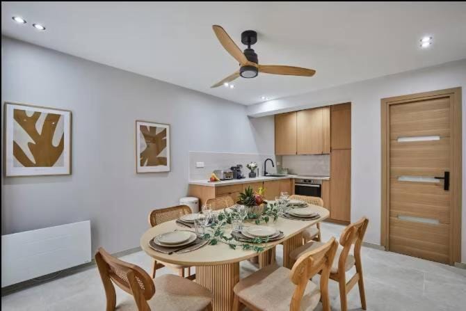 Kitchen or kitchenette, Dining area